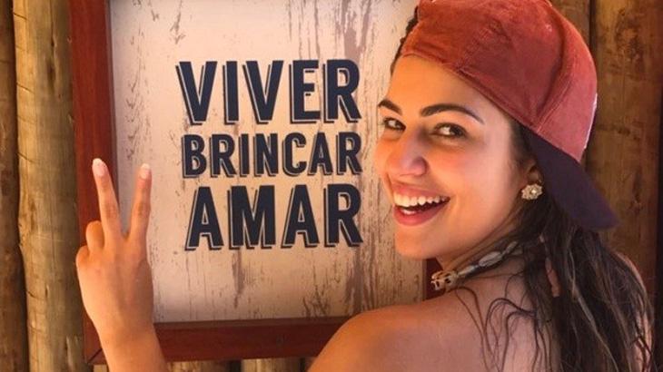 Ex-BBB Vivian Amorim mostra corpão de biquíni em dia no parque